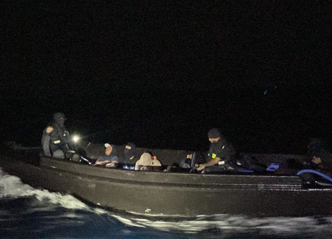 Detienen a 11 migrantes venezolanos que llegaban a Aruba en bote