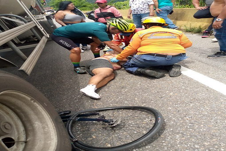 Ciclista muere arrollado por gandola en la autopista Guarenas-Caracas