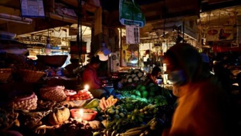 Al menos 130 millones de afectados por un corte de luz en Bangladés
