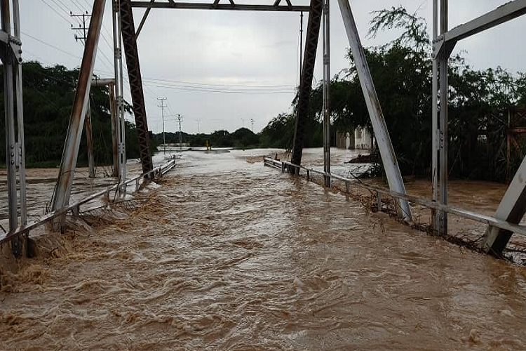 Río Coro supera nuevamente el nivel del puente de Las Calderas
